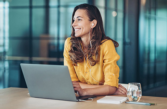 Woman sitting outside while doing business banking on her computer.